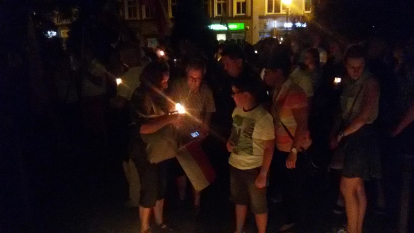 Demonstracja przed żywieckim sądem z preambułą Konstytucji RP  [ZDJĘCIA] 