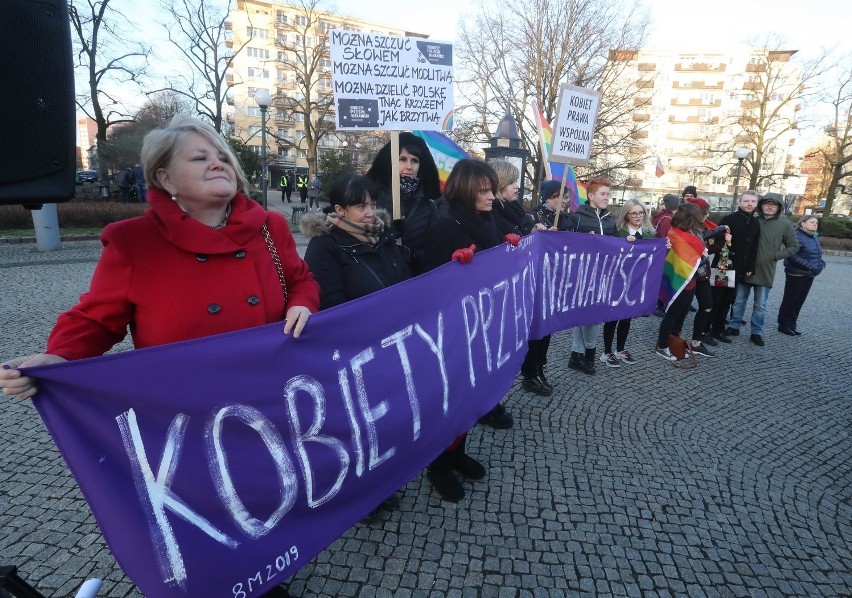 Kobiety przeciwko nienawiści. Pikieta z okazji Międzynarodowego Dnia Kobiet 