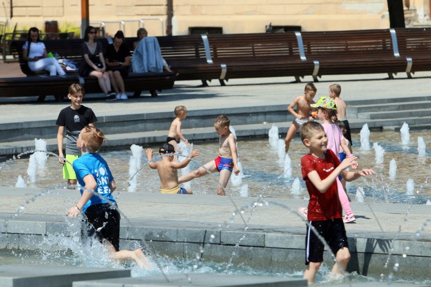 Upał w centrum Lublina. Mieszkańcy miasta oraz turyści szukają ochłody. Zobacz zdjęcia