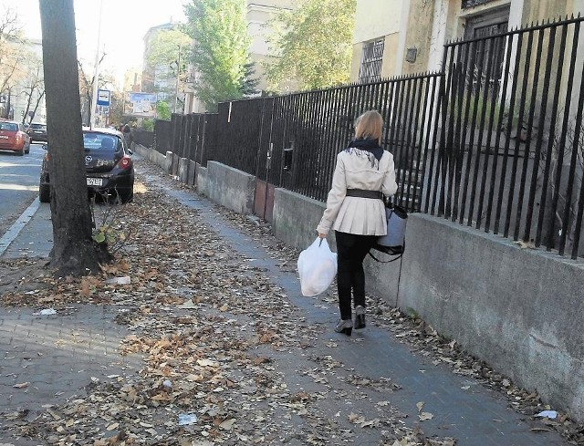 Na chodniku przy Wyspiańskiego jest pełno liści i śmieci