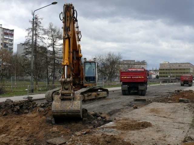 W sobotę drogowcy z warszawskiej firmy Strabag zrywali starą podbudowę jezdni i krawężniki na ulicy Chrobrego.