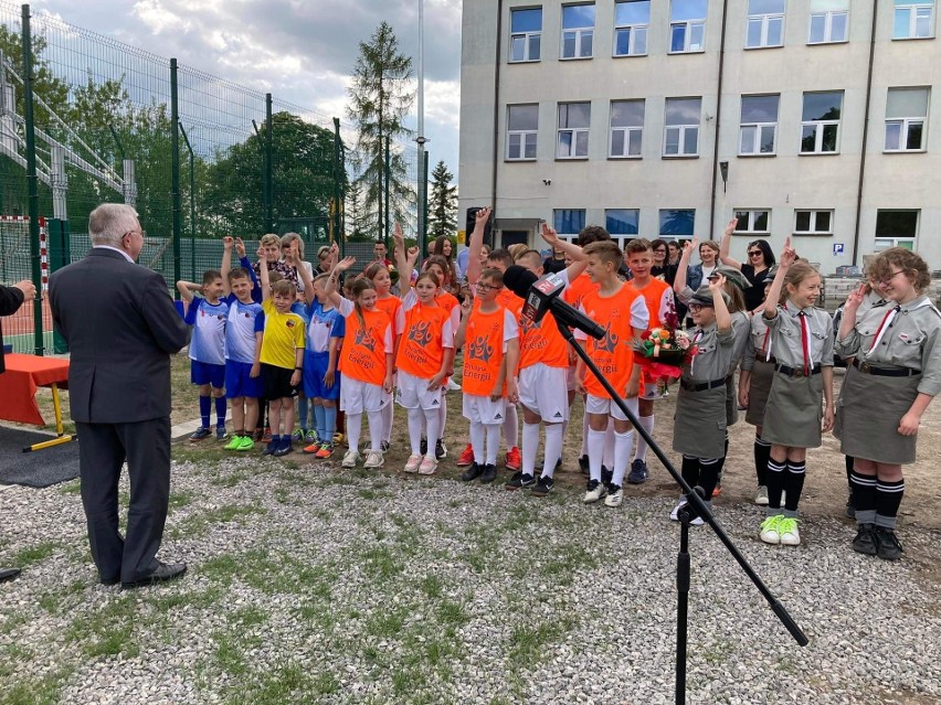 Boisko sportowe w Tarłowie oficjalnie otwarte. Już cieszy dzieci i dorosłych piłkarzy 