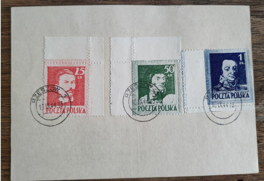 Przykładem cennych znaczków są Pierwsze znaczki...