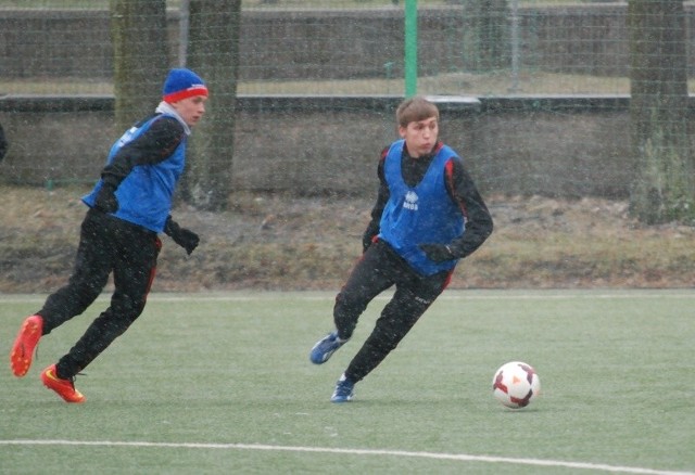 Wierna Małogoszcz - Hetman Włoszczowa 1:1Mecz sparingowy pomiędzy trzecioligową Wierną Małogoszcz, a czwartoligowym Hetmanem Włoszczowa. Spotkanie rozegrane zostało na boisku ze sztuczną nawierzchnią przy ulicy Ściegiennego w Kielcach. Pojedynek zakończył się remisem 1:1.