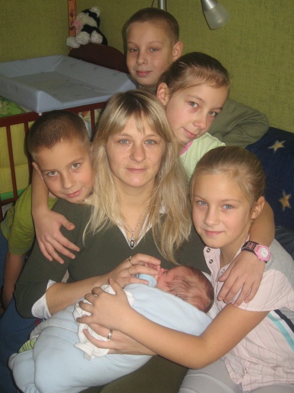 Anna Kubiak razem z jej mamą i życiowym partnerem stworzyli dla czwórki dzieci brata wspaniałą rodzinę. Niedawno pojawił się w niej Maciuś. - To nasz brat - mówią starsze dzieci.