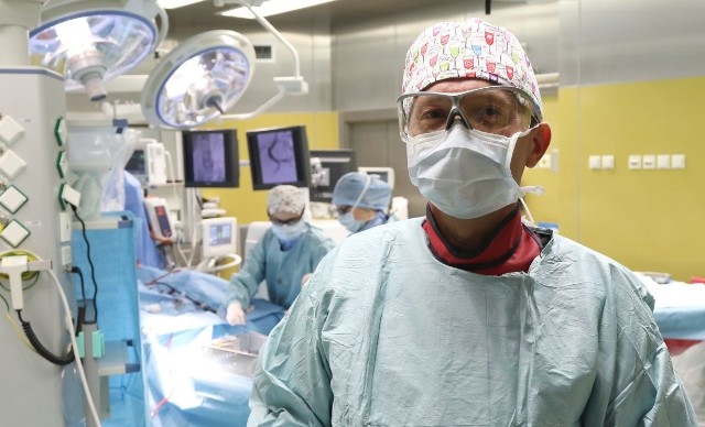 Około 30 procent zabiegów, jakie wykonywane są w Klinice Chirurgii Naczyniowej szpitala wojewódzkiego, to operacje ratujące życie. Na zdjęciu doktor Jarosław Miszczuk podczas zabiegu.
