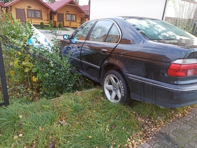 Sianożęty: BMW w wjechało w płot. Kierowca i pasażer pijani