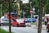 Groźny wypadek w Częstochowie. W wyniku zderzenia dachowało auto, troje pieszych zostało rannych