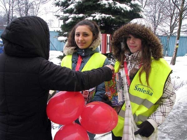 Klaudia Opiela (z lewej) i Anna Tokarska kwestują od 7 rano. &#8211; Ludzie są hojni i życzliwi. Aż chce się kwestować &#8211; mówią wolontariuszki.