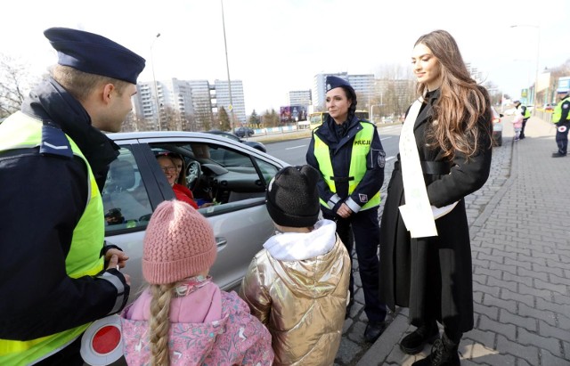 Akcja policji na Dzień Kobiet - kwiaty i laurki zamiast mandatów. Zobacz kolejne zdjęcia. Przesuwaj zdjęcia w prawo - naciśnij strzałkę lub przycisk NASTĘPNE