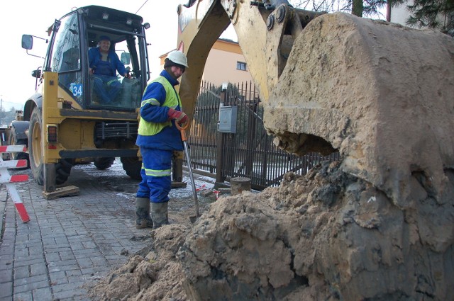 Na ulicy Zamkowej w Tarnowie pracownicy wodociągów wymieniali wczoraj uszkodzony hydrant. Walczyli z siarczystym mrozem oraz skutą na beton ziemią, która utrudniała prowadzenie wykopów