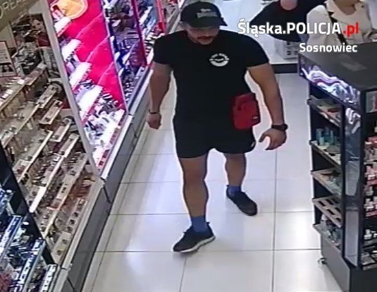 Ten mężczyzna jest poszukiwany w związku z kradzieżą perfum...