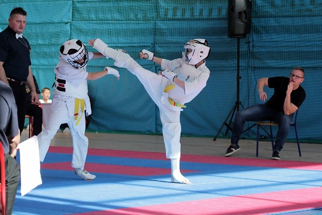 Po raz siódmy Skarżysko-Kamienna i Skarżyski Klub Karate Kyokushin byli gospodarzami turnieju. Skarżyski klub oraz inne ekipy wystąpiły w nim w rolach głównych.Więcej zdjęć na kolejnych slajdach >>>Na VII Międzynarodowy Turniej Karate Kyokushin Skarżysko-Kamienna Cup 2021 przyjechało do Skarżyska-Kamiennej ponad trzystu zawodników z klubów Polski i Ukrainy.Po całodniowych walkach wyłoniono najlepszych zawodników oraz kluby. Wśród tych drugich główne role grały kluby z regionu świętokrzyskiego: SKSW Skarżysko-Kamienna, Kielecki Klub Sportowy Karate, Starachowicki Klub Karate Senshi oraz Konecki Klub Karate Kyokushin. Klub z Kielc zdobył najwięcej – 21 medali. Ekipy ze Skarżyska i Końskich miały ich po kilkanaście, klub ze Starachowic – dziewięć.Najlepszymi zawodnikami turnieju zostali uznani Albert Malik, zawodnik SKSW Skarżysko-Kamienna oraz Julia Seweryn ze Starachowickiego Klubu Karate Kyokushin Senshi.[promo]2383[/promo][promo]2385[/promo][promo]2387[/promo][promo]2389[/promo]