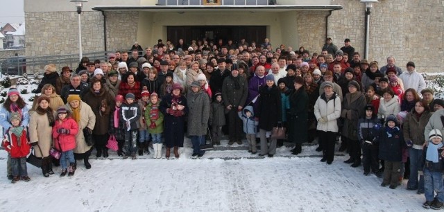 Powoli podział na "nowych&#8221; i "starych&#8221; mieszkańców tej dzielnicy Opola zanika. A wszystko za sprawą parafii, w której bardzo dużo się dzieje.