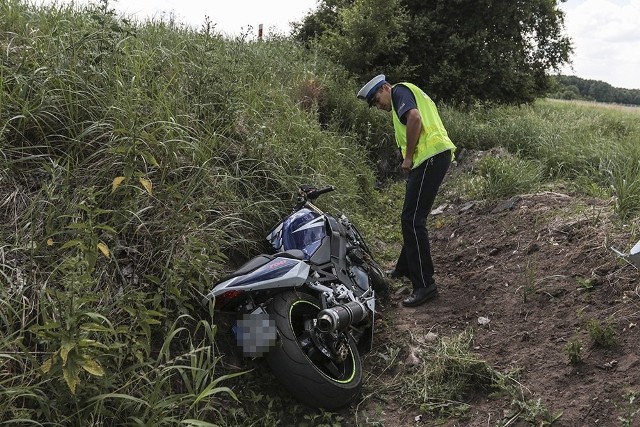 Do wypadku doszło w sobotę, 22 czerwca. Motocyklista jechał w kierunku Zawady. Tuż przed miejscowością wpadł w poślizg. Maszyna z motocyklistą zatrzymała się kilkadziesiąt metrów dalej od miejsca, w którym wypadła z drogi.Czytaj również: Brutalne morderstwo w Zielonej Górze. Co wydarzyło się w kamienicy przy ul. Drzewnej?;nfŚwiadkowie ruszyli na pomoc mężczyźnie i na miejsce wezwali służby ratunkowe. Przyjechały wozy strażaków, w tym OSP Zawada oraz karetka pogotowia ratunkowego. Ranny motocyklista z urazem kręgosłupa został przewieziony do szpitala.Mężczyzna jechał na motorze w krótkich spodenkach oraz półbutach. Może mówić o wielki szczęściu. Zatrzymał się tuż obok betonowego przepustu. Gdyby w niego uderzył, doszłoby do tragedii.WIDEO: CBŚP rozbiło grupę przestępczą, która zajmowała się napadaniem na tiry