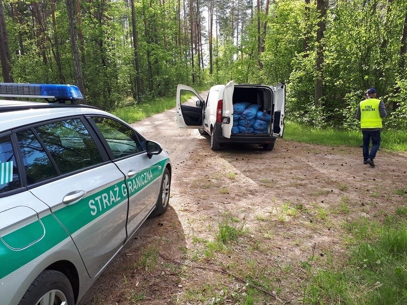 Powiat Piski. Nie zatrzymała się przy znaku stop, ale za to zatrzymała ją Straż Graniczna. W bagażniku miała nielegalną krajankę tytoniową