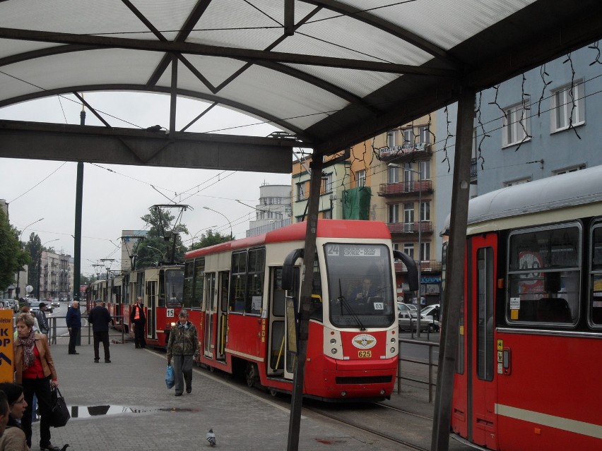 Sosnowiec: Tramwajowe utrudnienia trwały ponad godzinę. Tir zerwał sieć trakcyjną [ZDJĘCIA]