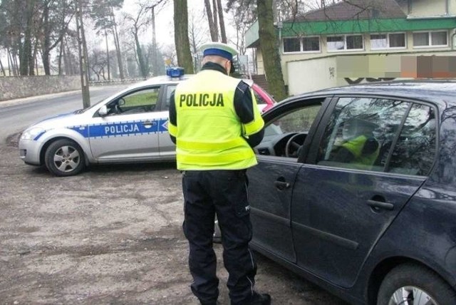 Policjanci zatrzymali prawo jazdy kierowcy kii.