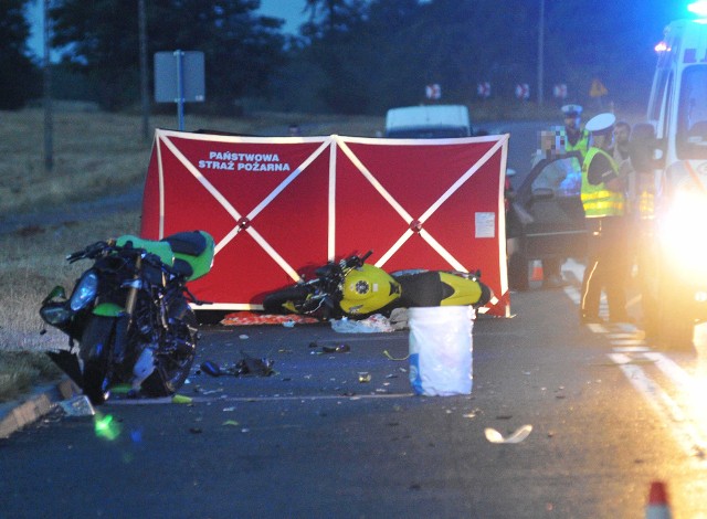 Tragiczny wypadek miał miejsce na ul. Północnej w Kostrzynie nad Odrą. Zgłoszenie o tragedii policjanci otrzymali o godzinie 20.49. Wiadomo, że na prostym odcinku drogi zderzyło się dwóch motocyklistów. Jeden z nich nie przeżył.Wypadek wydarzył się na ul. Północnej w miejscu, gdzie co roku odbywa się Pol'and'Rock Festiwal. Z informacji policji wynika, że do tragedii doszło w czwartek, 11 lipca, przed godziną 21. W wypadku uczestniczyły motocykle marki honda i kawasaki. - Zderzyło się dwóch motocyklistów. Niestety jeden z nich poniósł śmierć na miejscu. Drugi z poważnymi obrażeniami został przewieziony do szpitala - mówi podkom. Maciej Kimet z zespołu prasowego Komendy Wojewódzkiej Policji w Gorzowie. Po wypadku motocyklista, który zmarł, był jeszcze reanimowany. Nie udało się jednak przywrócić mu funkcji życiowych. Droga w miejscu wypadku jest zablokowana. Na miejsce przyjechały dwie karetki pogotowia, strażacy i policja. To właśnie policjanci ustalą szczegółowy przebieg wypadku oraz to, dlaczego motocykliści zderzyli się ze sobą na prostym odcinku drogi. W rejonie miejsca, gdzie doszło do wypadku, jest przejście dla pieszych oraz skrzyżowanie z drogami gruntowymi. Zobacz też wideo: Mieszkańcy mają dość piratów drogowych, policja sprawdza prędkość. Posypały się mandatyPolecamy wideo: Śmiertelny wypadek w Jeleniej Górze. Motocyklista zjechał z drogi, uderzył w drzewo i zginął na miejscuCzytaj więcej o Kostrzynie nad Odrą:  Kostrzyn nad Odrą - informacje, wydarzenia, artykuły