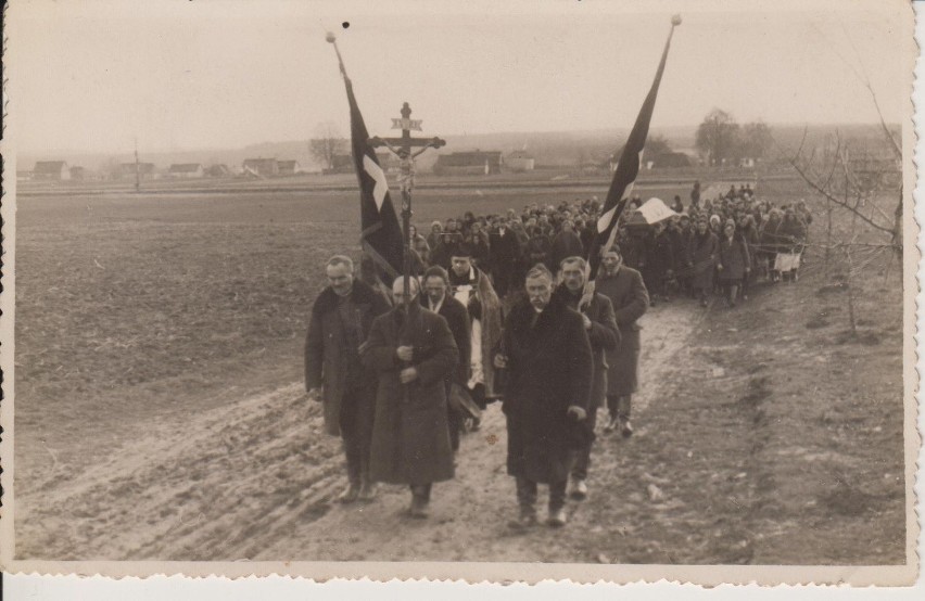 1930 rok, droga na cmentarz, w tle Zemborzyce.