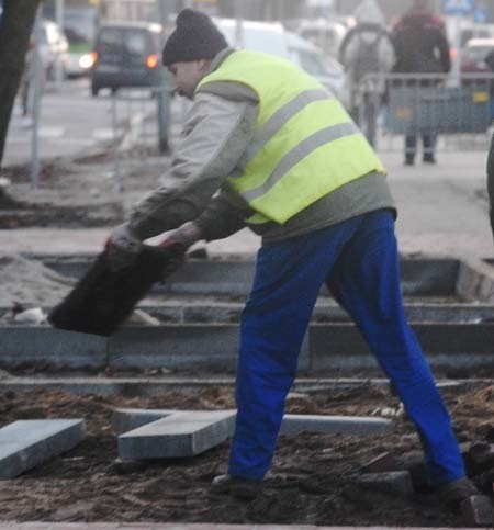 Robotnicy budują teraz na Wyspiańskiego zatoki parkingowe