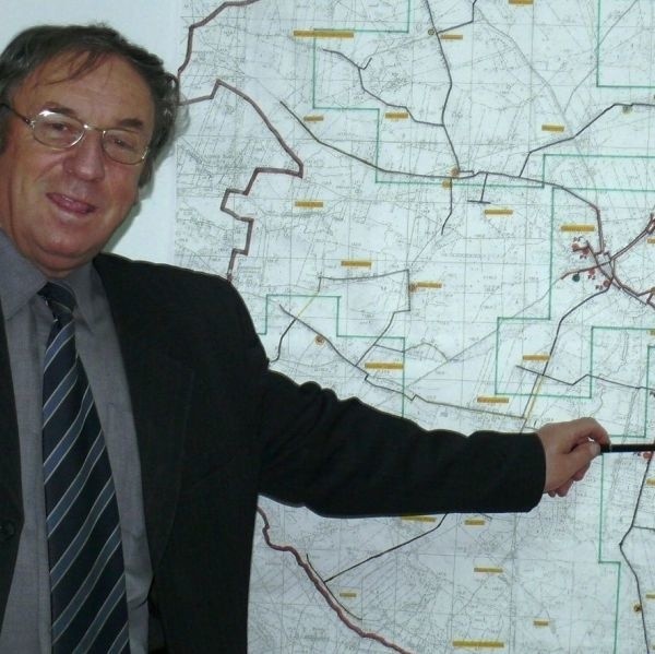 - Odwierty geologiczne na terenie całej gminy wykonywano 45 lat temu - pokazuje Stanisław Bojarski, wójt Głowaczowa.