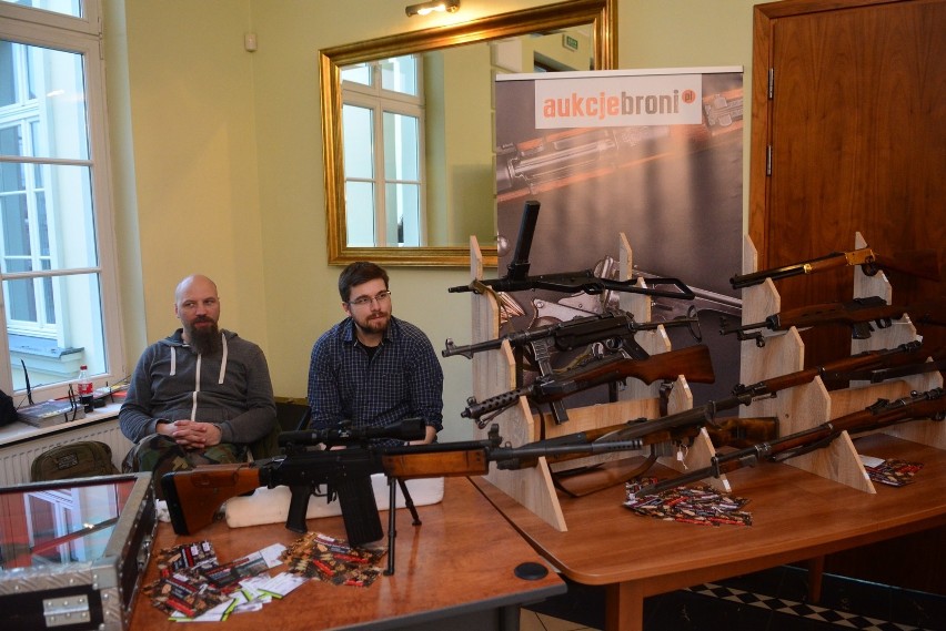 Wystawa broni w Wyższej Szkole Handlowej w Radomiu. Można było zobaczyć historyczne i nowoczesne egzemplarze