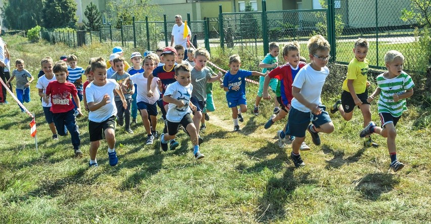 zwolnieniom z wychowania fizycznego biegi dzieciaków...