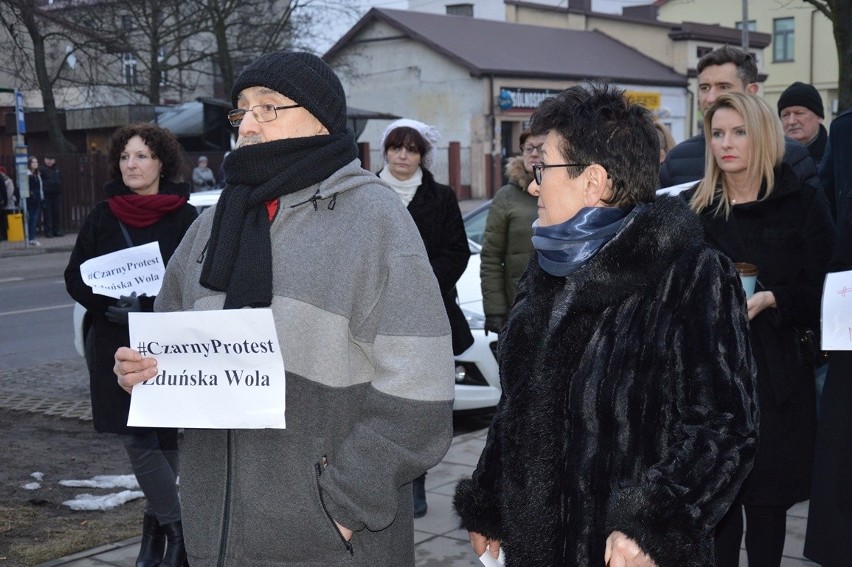 Czarny piątek w Zduńskiej Woli. Protest przeciw zaostrzeniu prawa aborcyjnego [zdjęcia]