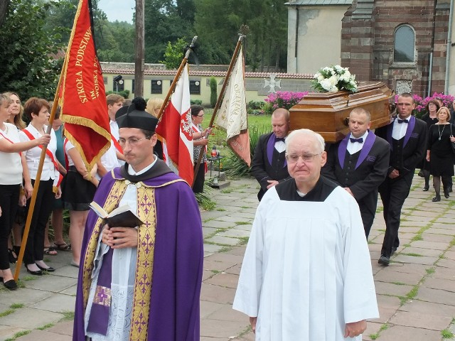 Honory zmarłemu oddaja sztandary szkolne i organizacji nauczycielskich