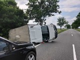 Wypadek na drodze krajowej 42 w Gorzowie Śląskim. Ciężarówka przewróciła się na bok i zablokowała część jezdni