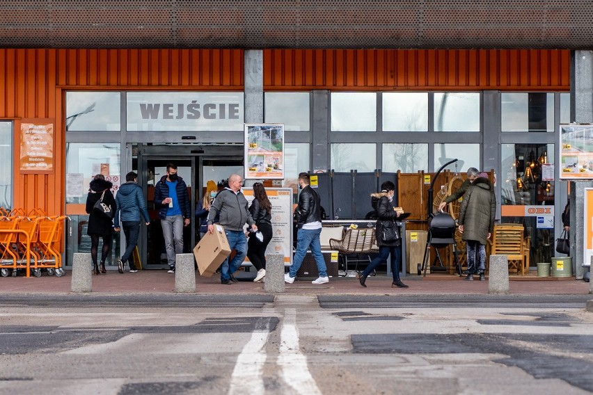 Lockdown Pomorskie. Pierwszy dzień zaostrzenia restrykcji na Pomorzu 13.03.2021 r. Otwarte sklepy nie narzekają na brak klientów