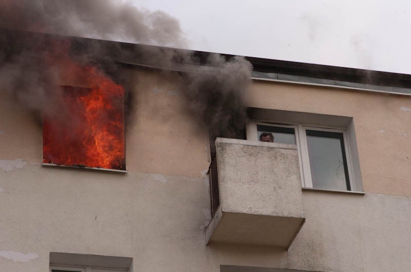 Ustka: Pożar w mieszkaniu w bloku. Jedna osoba nie żyje. Są ranni [ZDJĘCIA]