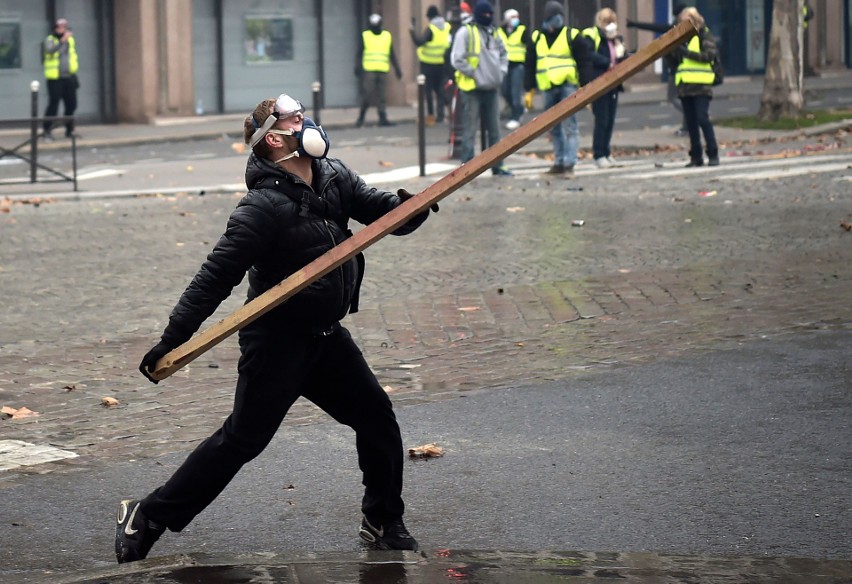 Protest "żółtych kamizelek" i zamieszki w Paryżu 1.12