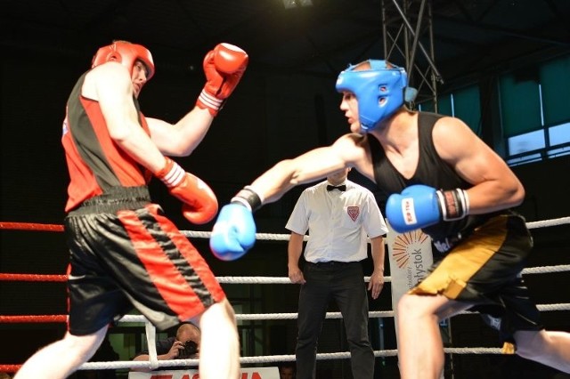 Zawodnik Boxingu Sokółka Paweł Wierzbicki (z prawej) wygrał rywalizację w wadze superciężkiej.