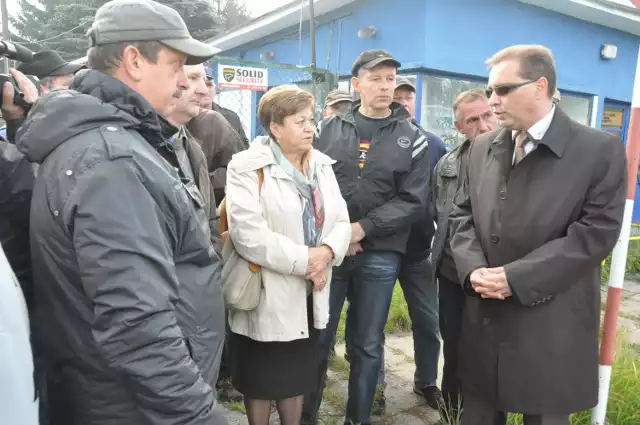 Byli pracownicy Kowentu, a także szefowa koneckiej „Solidarności” Helena Obara, mają wiele do zarzucenia syndykowi Mariuszowi Kwiatkowskiemu (pierwszy z prawej).