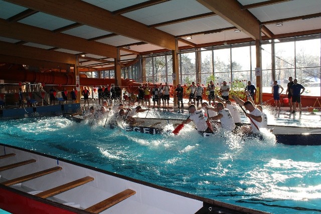 Na basenie w Świeciu odbyły się II Mistrzostwa Smoczych Łodzi Służb Mundurowych. Organizatorem była KPP w Chełmnie.
