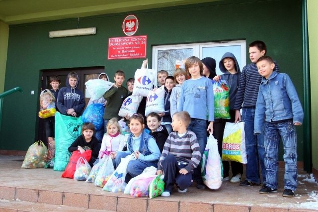 Uczniowie Publicznej Szkoły Podstawowej numer 24 w Radomiu przekazali nam 20 worków plastikowych nakrętek.