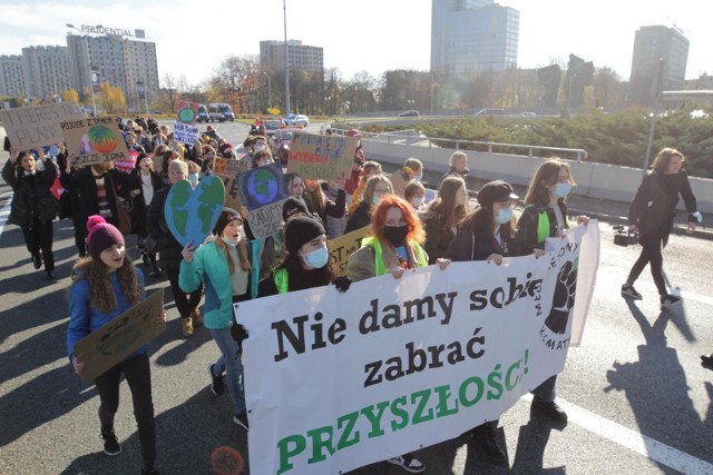 Młodzież wyszła na ulice Katowic walcząc o widoczne efekty szczytów klimatycznych COP.Zobacz kolejne zdjęcia. Przesuwaj zdjęcia w prawo - naciśnij strzałkę lub przycisk NASTĘPNE