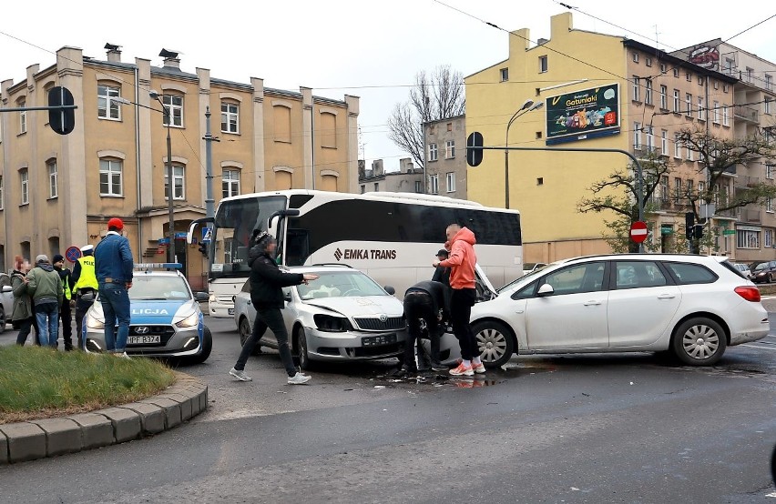 Zderzenie na skrzyżowaniu ul. Żwirki i al. Kościuszki. Młody kierowca nie ustąpił pierwszeństwa