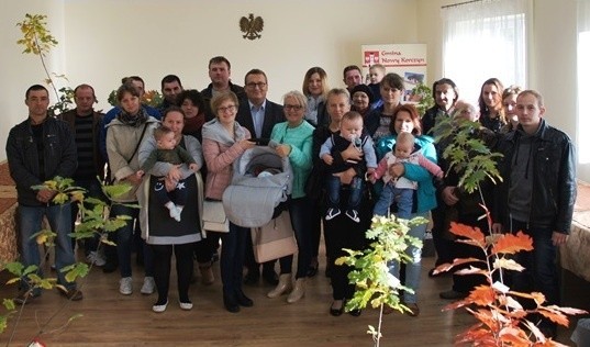 Rodzice nowo narodzonych dzieci otrzymali sadzonki drzew - z imionami swoich pociech, podczas uroczystego spotkania z Nowym Korczynie.