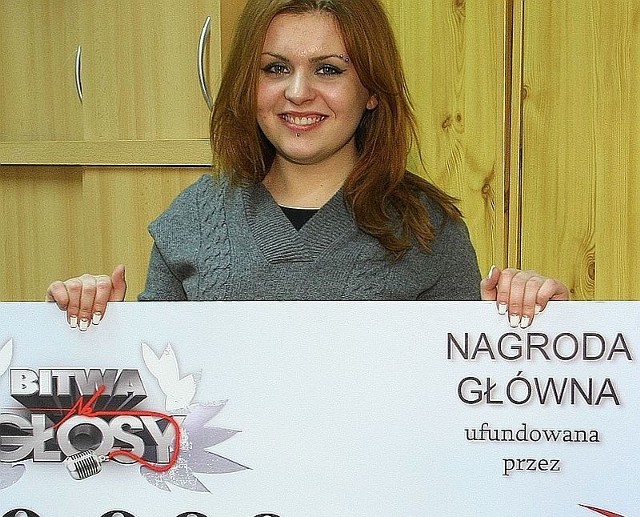 Marcelina Kopyt z Radomia z czekiem na 100 tysięcy złotych wygranym w "Bitwie na Głosy&#8221;.