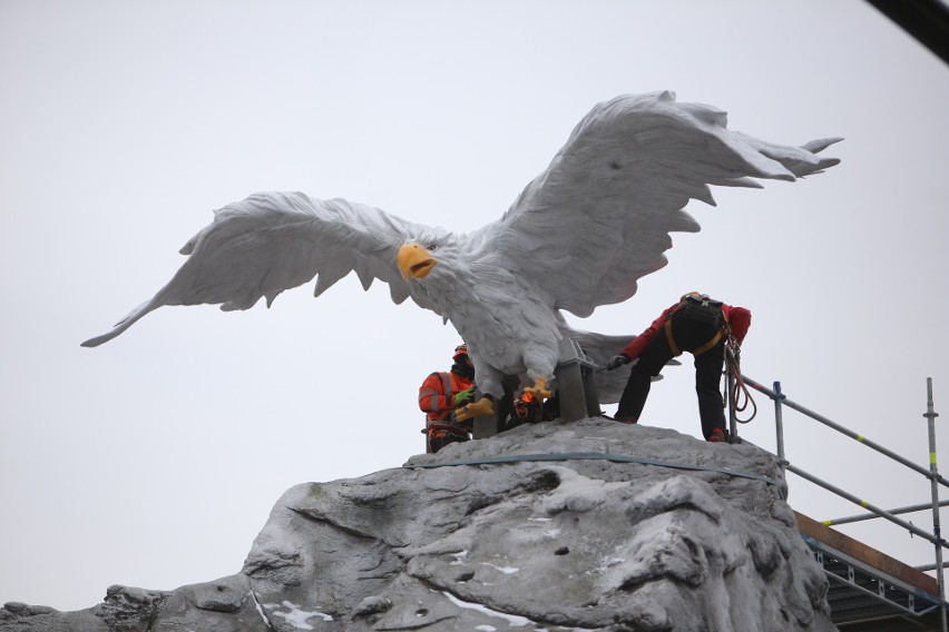 Montaż gigantycznego orła na skale przy Lech Coasterze