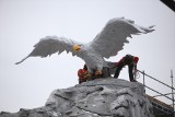 Legendia Śląskie Wesołe Miasteczko: helikopter pomógł w zamontowaniu wielkiego orła na skale WIDEO+ZDJĘCIA