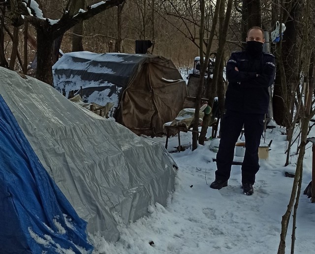 Podczas ubiegłorocznej zimy policjanci z powiatu krakowskiego natrafili na namioty w odosobnionych miejscach, w których zima przebywali bezdomni