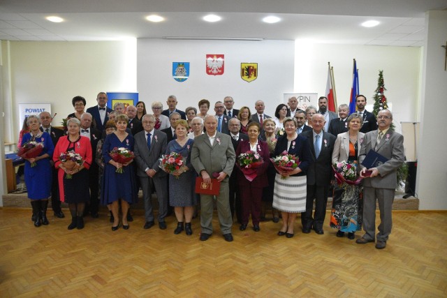 Jubilatów nagrodzili: burmistrz Rypina Paweł Grzybowski, przewodniczący rady miasta Sławomir Malinowski oraz kierownik Urzędu Stanu Cywilnego w Rypinie Monika Zielińska