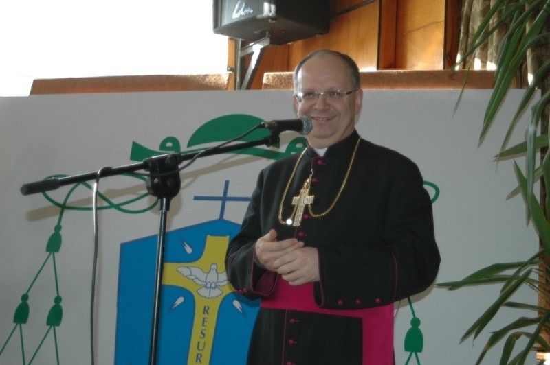 Ks. biskup Andrzej Czaja na spotkaniu z uczniami w ogólniaku...