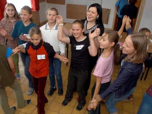 Najmłodsi pracują nad choreografią do wymyślonej sztuki "Nawiedzony dom" - parodii filmu o rodzinie Adamsów. 