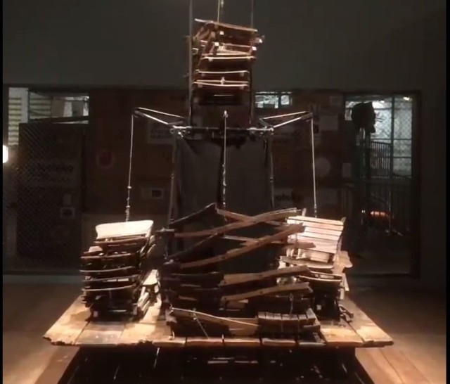 "Maszyna Aneantyzacyjna" to układ drewnianych krzeseł, które składają się i rozkładają poruszane ukrytym silnikiem wywołując nieprzecięty hałas