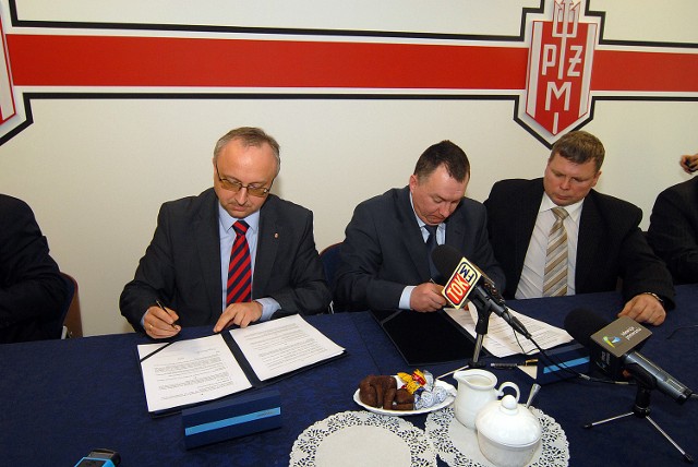 PŻM i Gryfia: Zapowiadają jeszcze więcej współpracyDyrektor Polskiej Żeglugi Morskiej Paweł Szynkaruk (z lewej) i Lesław Hnat, prezes Szczecińskiej Stoczni Remontowej Gryfia podpisują umowę o współpracy w siedzibie PŻM.